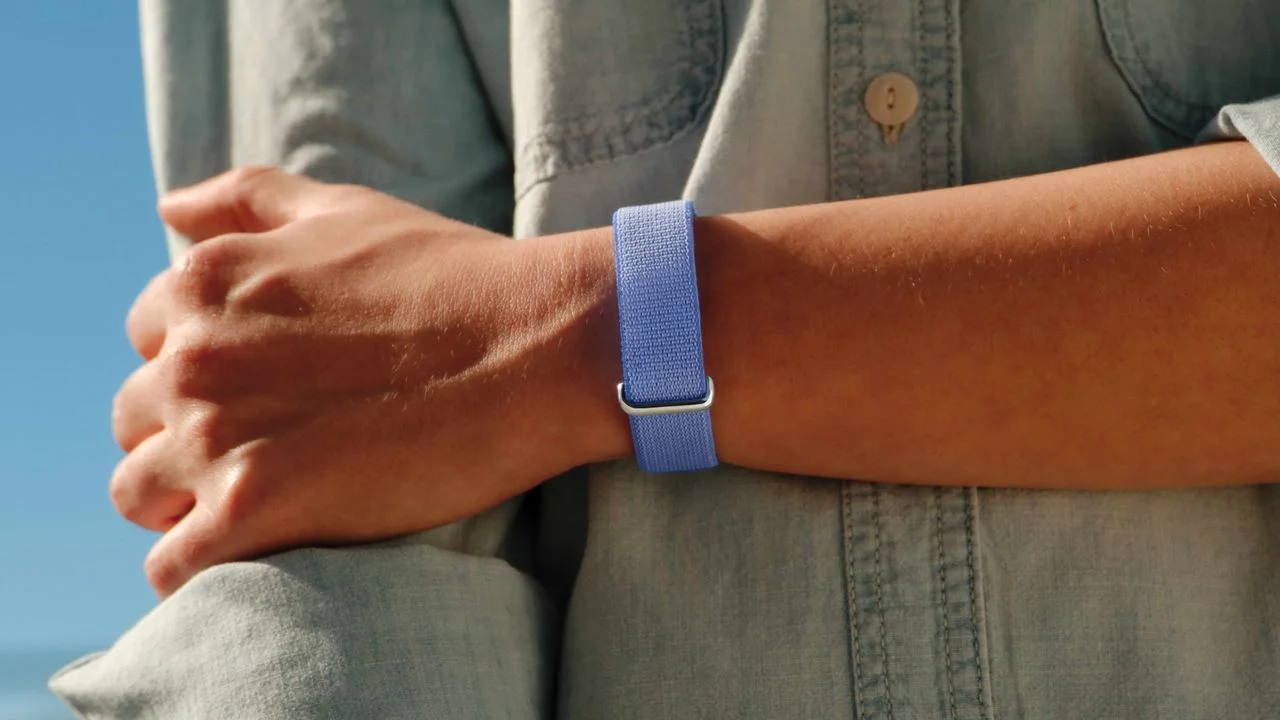 Introducing the Fitbit Air: Google's Screenless Fitness Band for Effortless Health Tracking