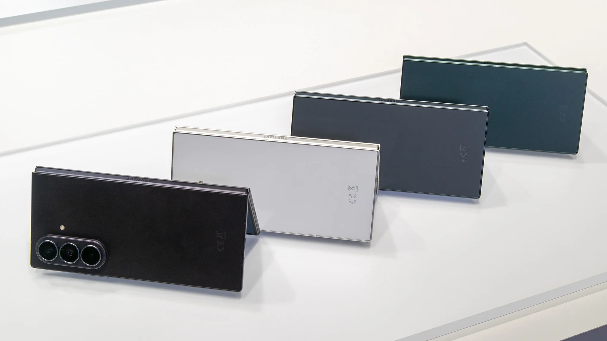 Hands-on with all the Samsung Galaxy Z Fold 8 colors