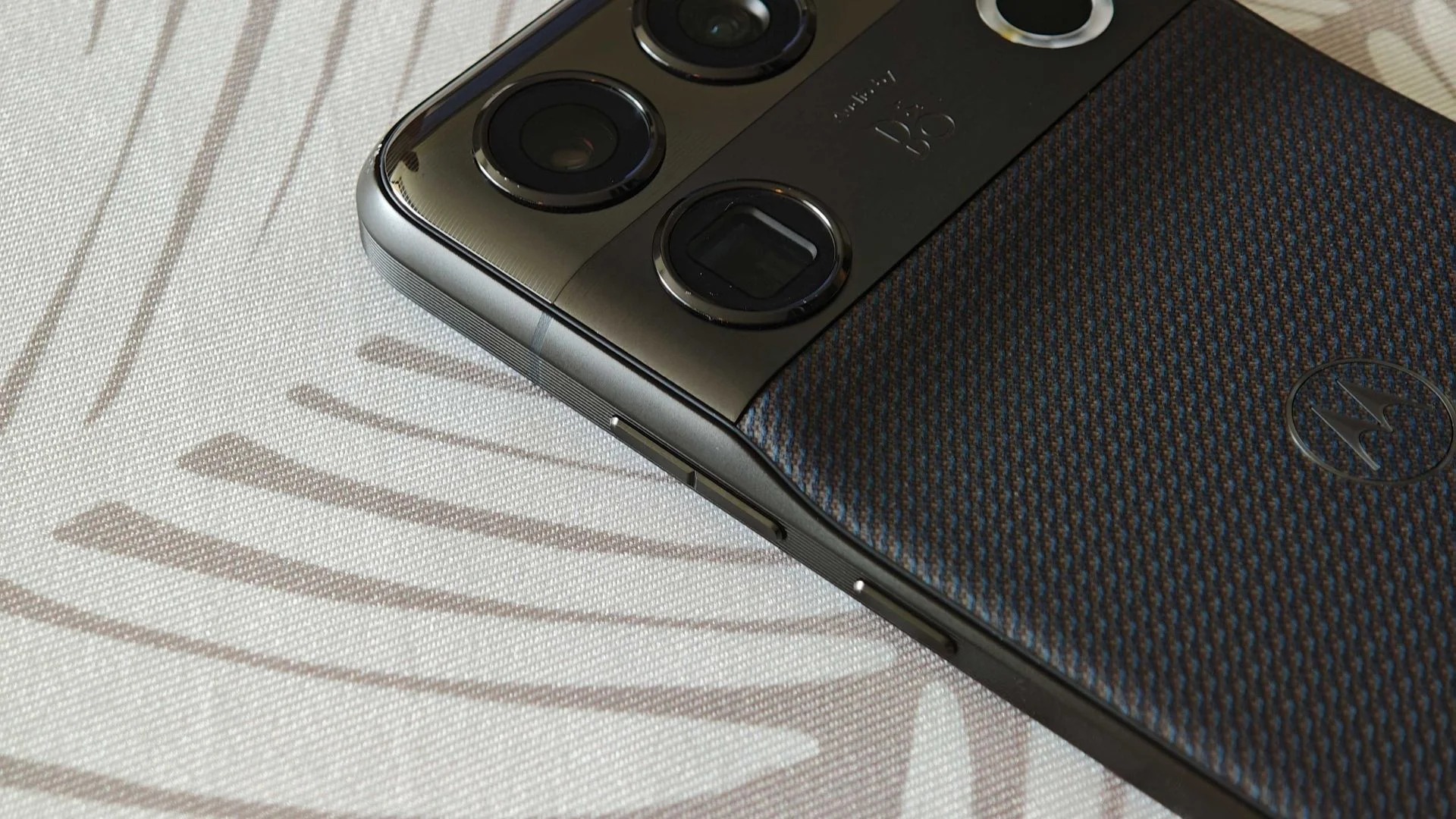 The Motorola Signature 27 side buttons