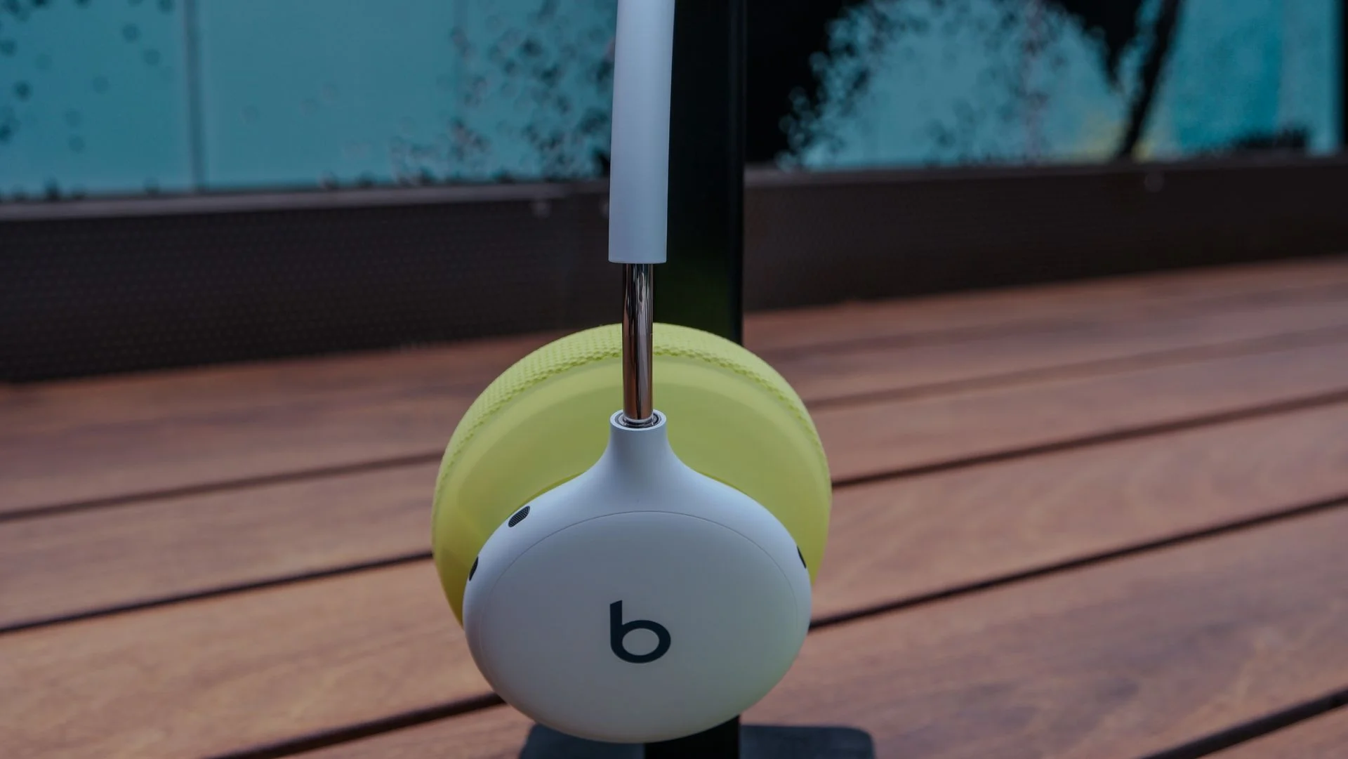 Beats 360 showing the hinge and iconic