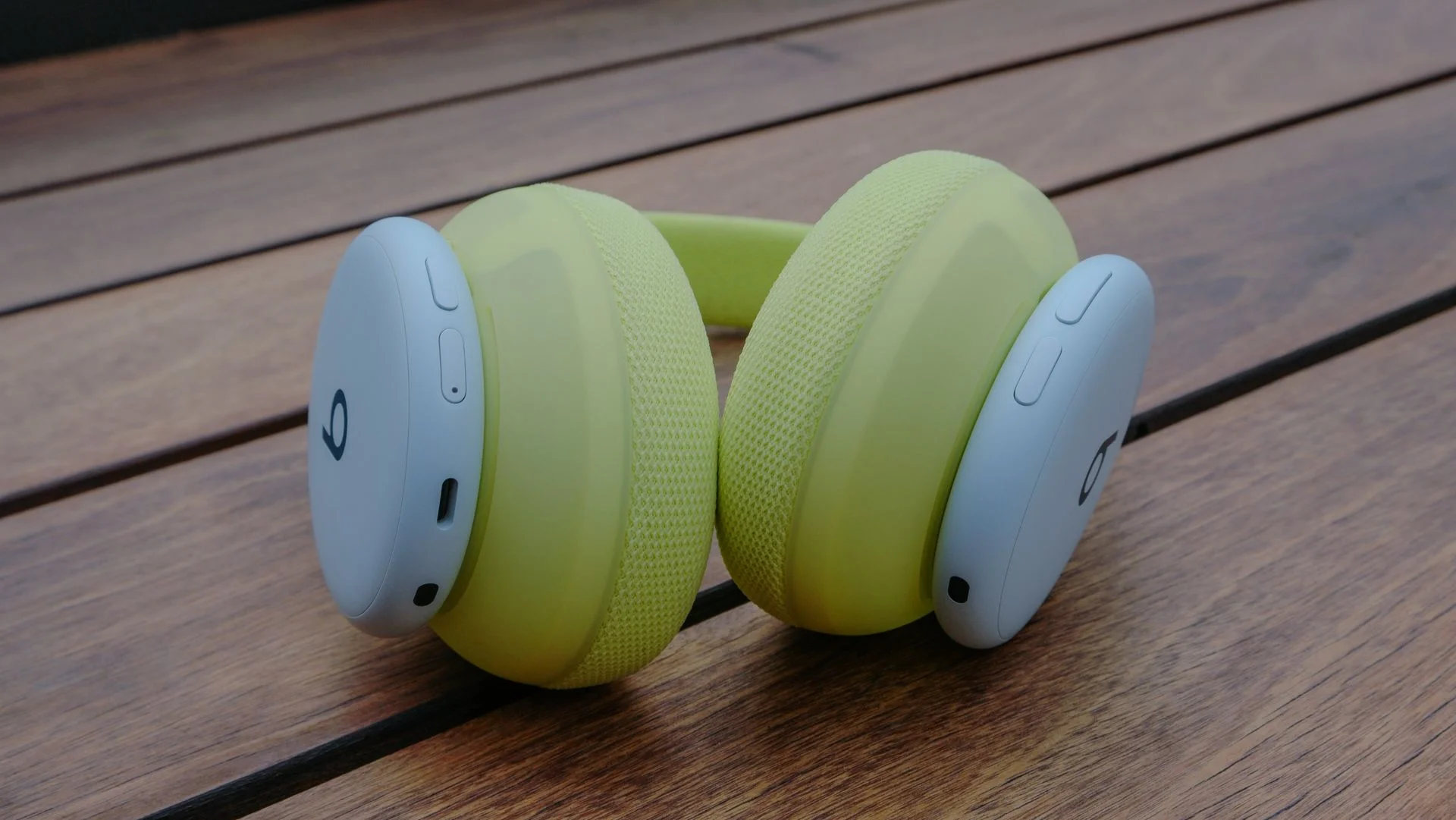 Beats 360 showing the physical controls