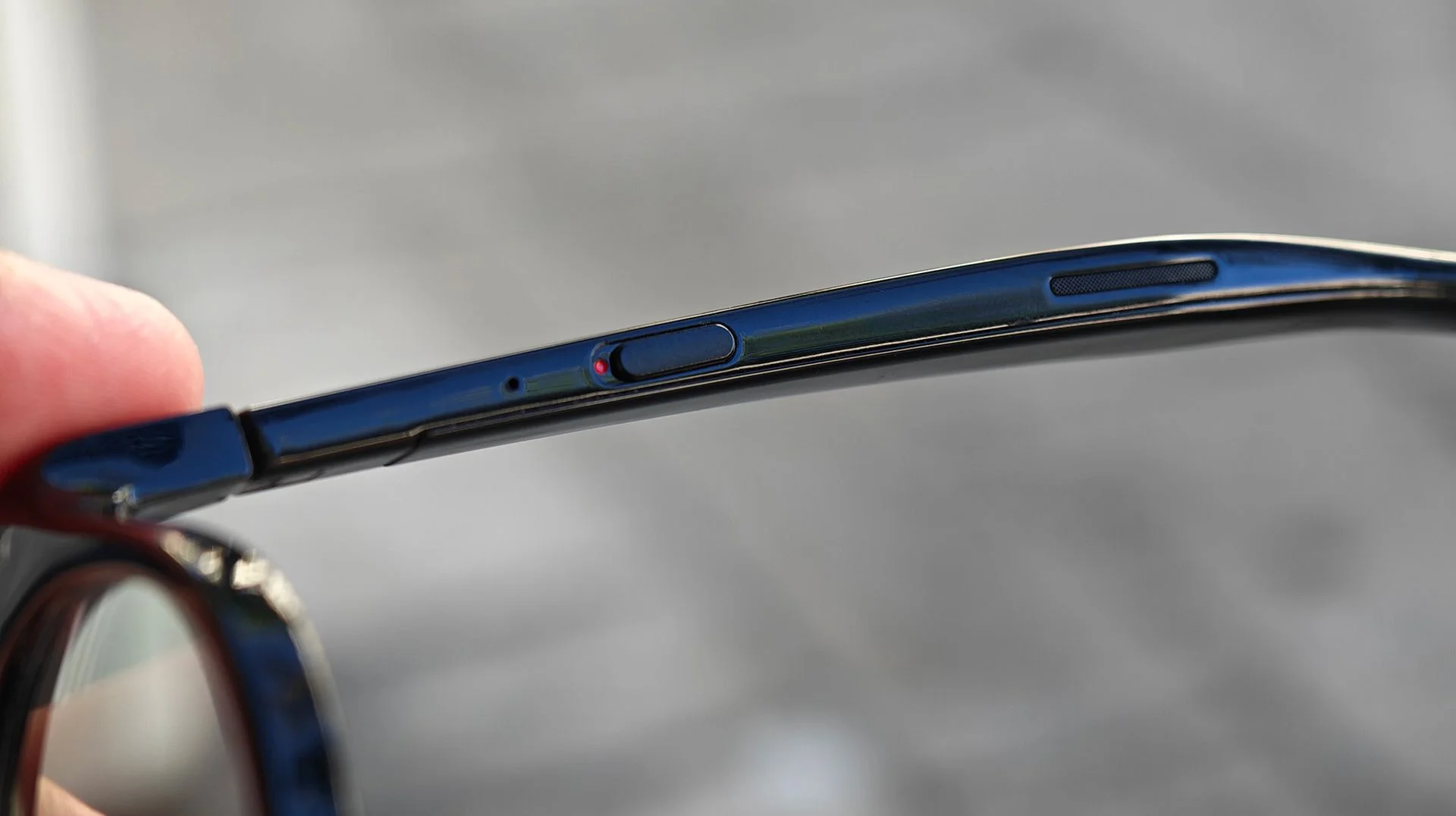 The meeting mode switch on the underside of Vonder Intelligent Eyewear's left temple