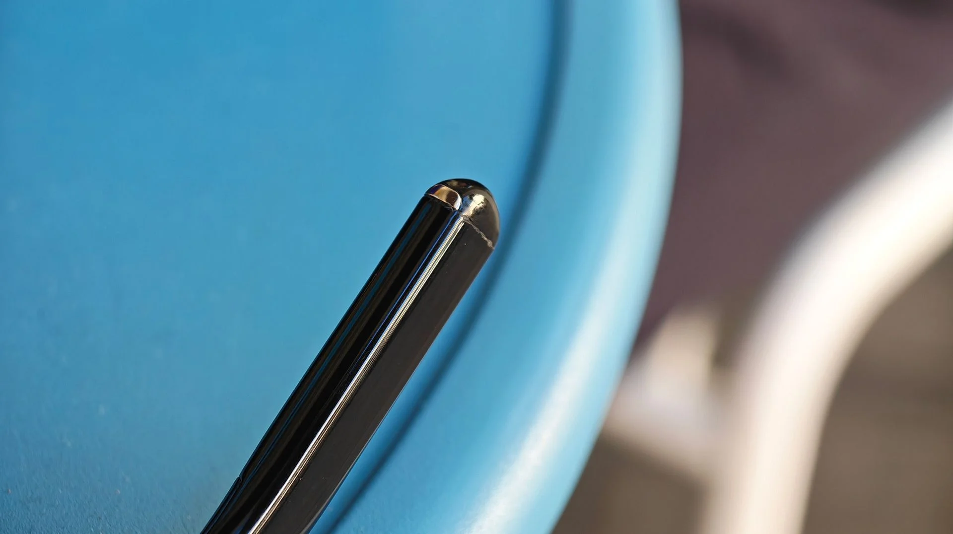 Vonder Intelligent Eyewear's magnetic charging connector on the end of the temple tips