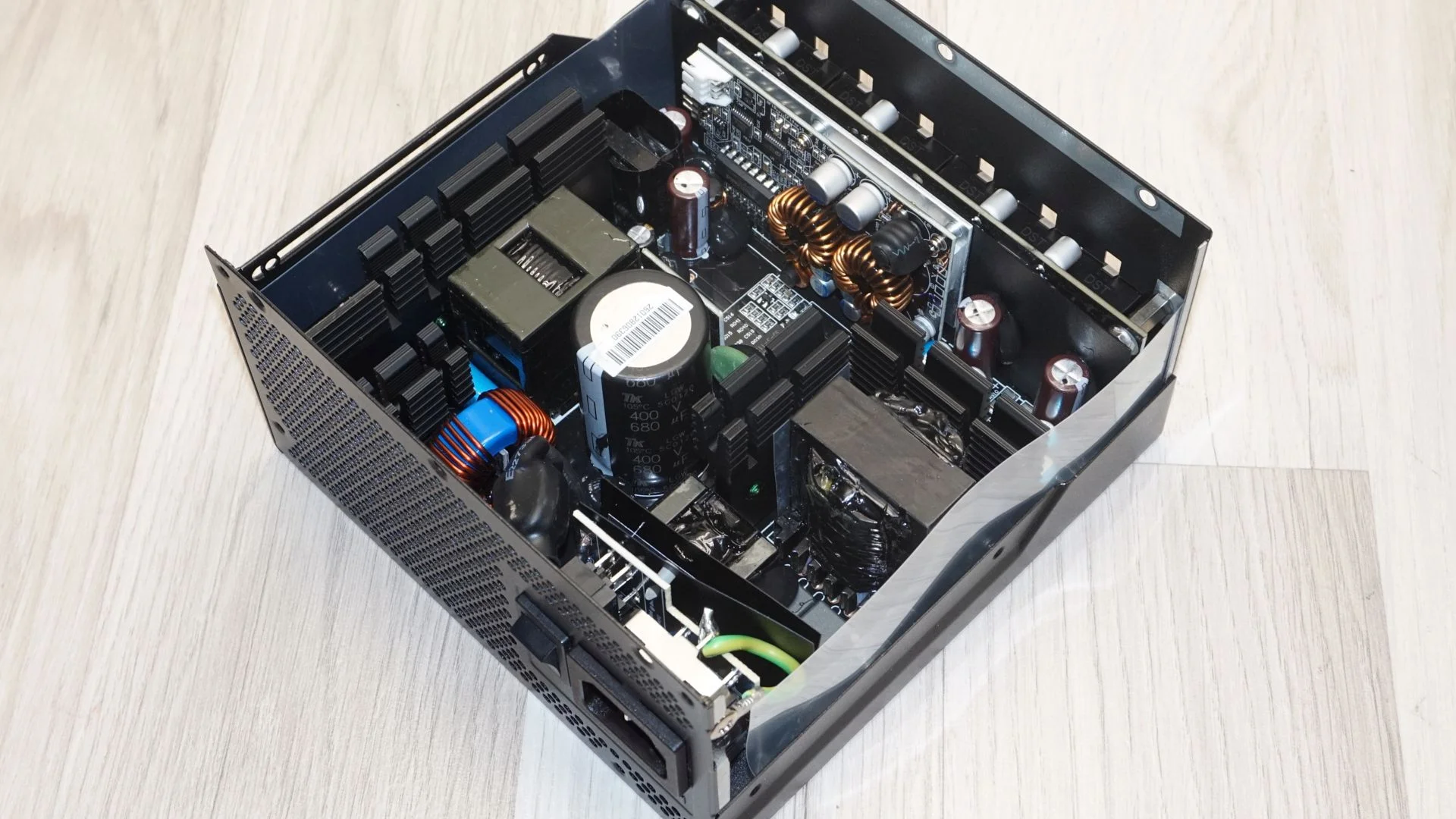 GIGABYTE 1000GM PG5 1000W